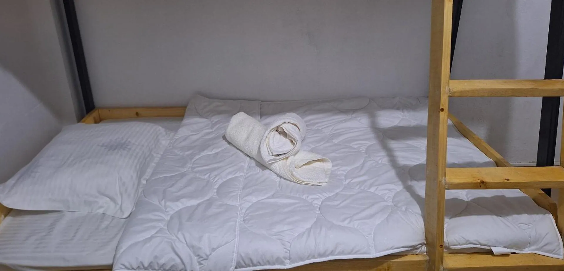 Ani Hostel Lazarat 0*,
